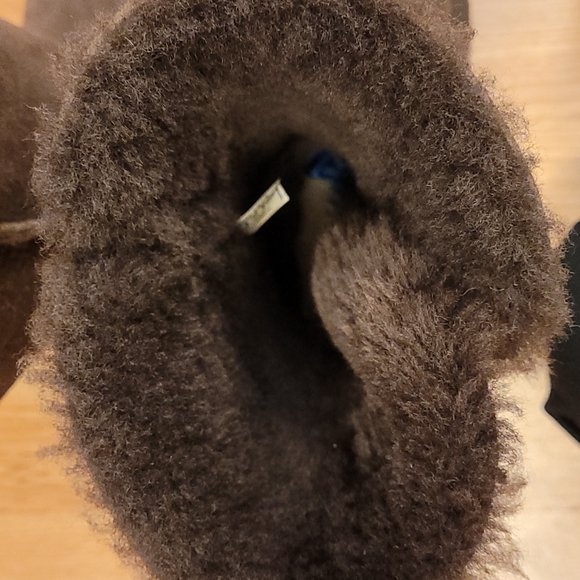Ugg Bailey Button Triplet II BOOT in dark brown. Size 5 - Picture 7 of 13